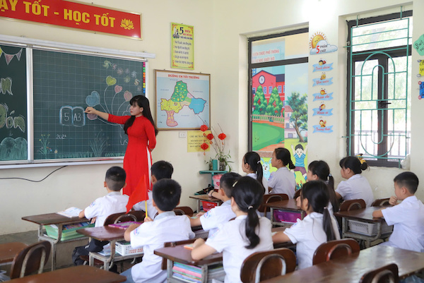 Sau một năm sắp xếp, đã giảm 586 trường học