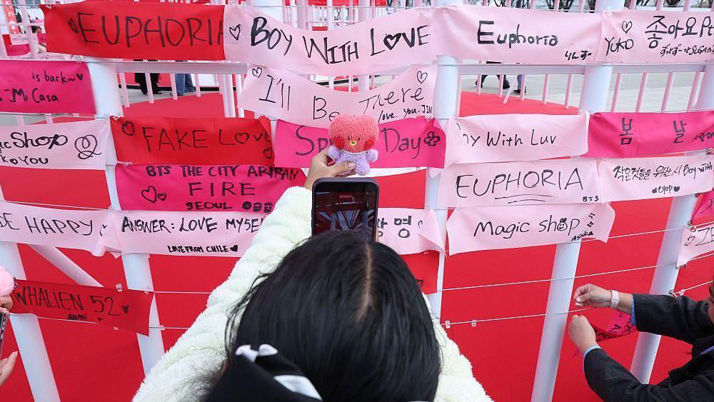 Penggemar BTS Kehilangan Rp21,5 Juta dalam Perang Tiket Konser – ‘Saya Harus Lebih Tenang’