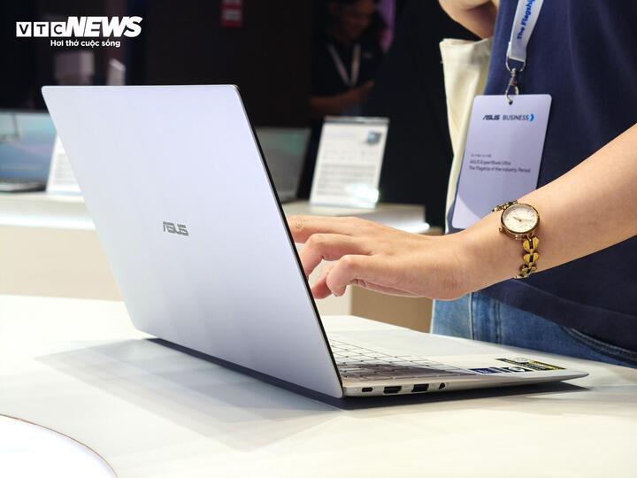 Laptop ASUS ExpertBook Ultra giá tới 100 triệu đồng, đạt chuẩn bền quân đội Mỹ