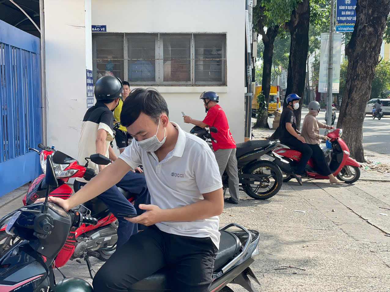 Sau cảnh chen lấn nộp hồ sơ, Trung tâm GDTX Bình Dương đã vắng phụ huynh