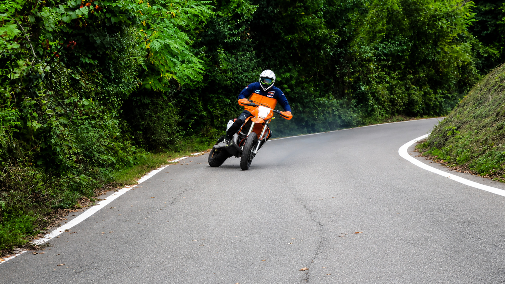 La KTM 690 si fa strada su una stretta strada di montagna