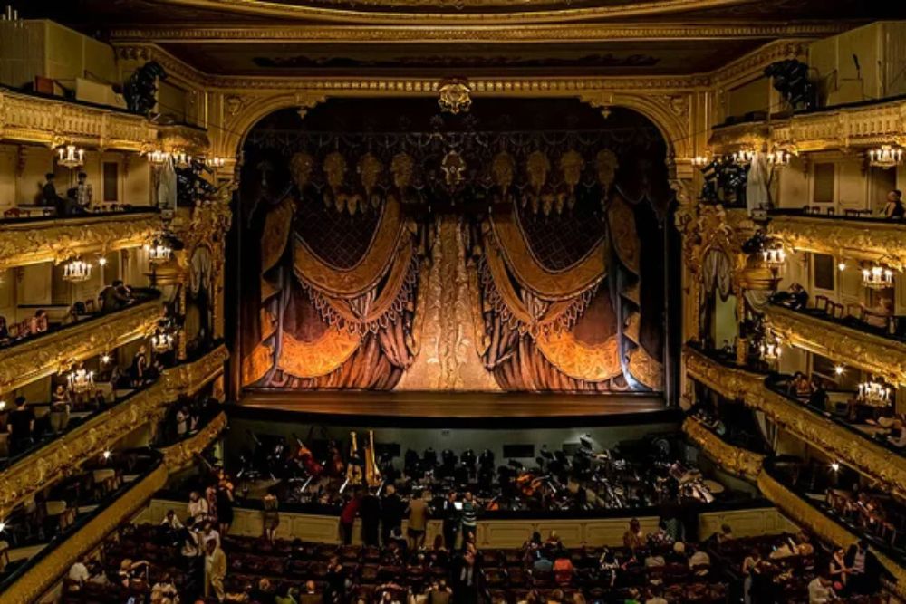 15 historic theaters that host dinner shows