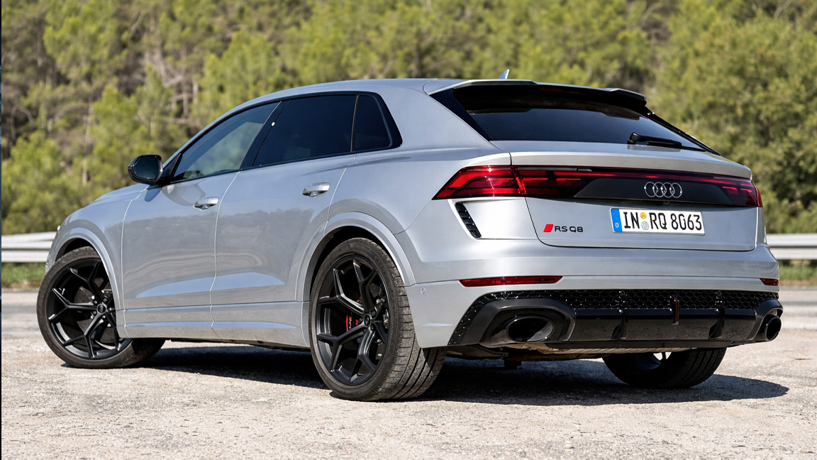 This Audi RSQ8 makes 305 km/h look easy
