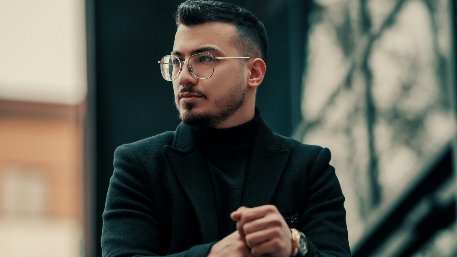 How stylish men create a leaner silhouette with simple clothing choices