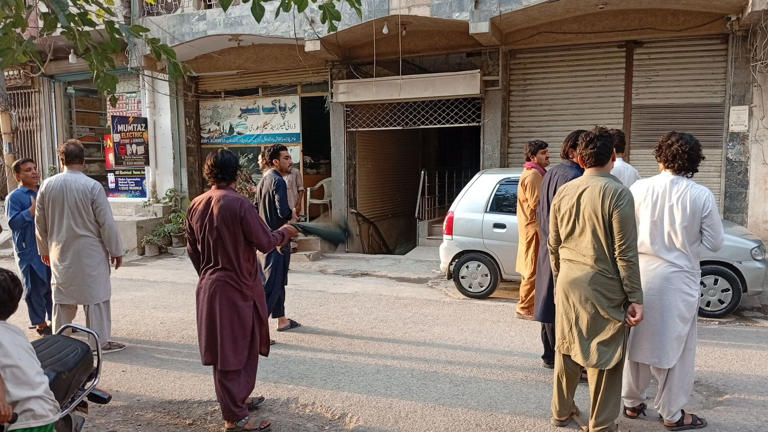 Personas en la calle por el terremoto en Peshawar, Pakistán. (Reuters/Fayaz Aziz)