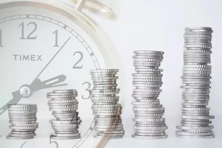Jovens da Geração Z acompanham gastos, investem e buscam estabilidade financeira, mas ainda enfrentam desafios para construir patrimônio e planejar a aposentadoria. Foto: Pixabay