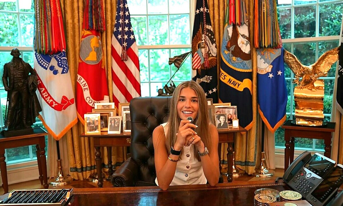 Cháu gái Trump bị nhận xét 'thiếu chừng mực' vì ngồi ghế tổng thống