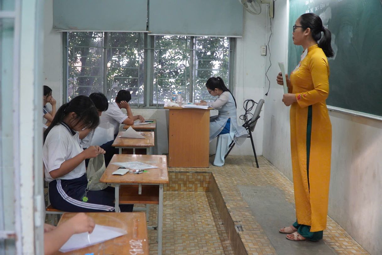 Chờ điểm chuẩn lớp 10, học sinh thấp thỏm trước ngưỡng cửa vào THPT công lập