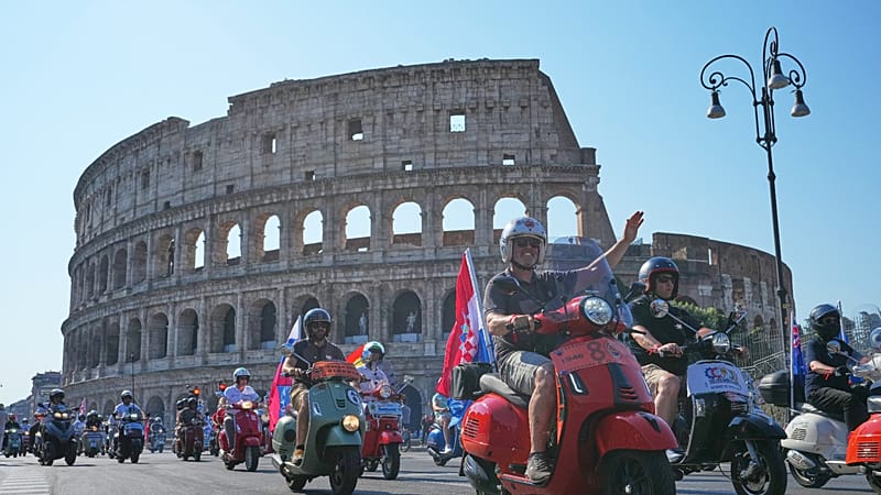 80 Jahre Vespa: Tausende Fans feiern Jubiläum mit Parade in Rom