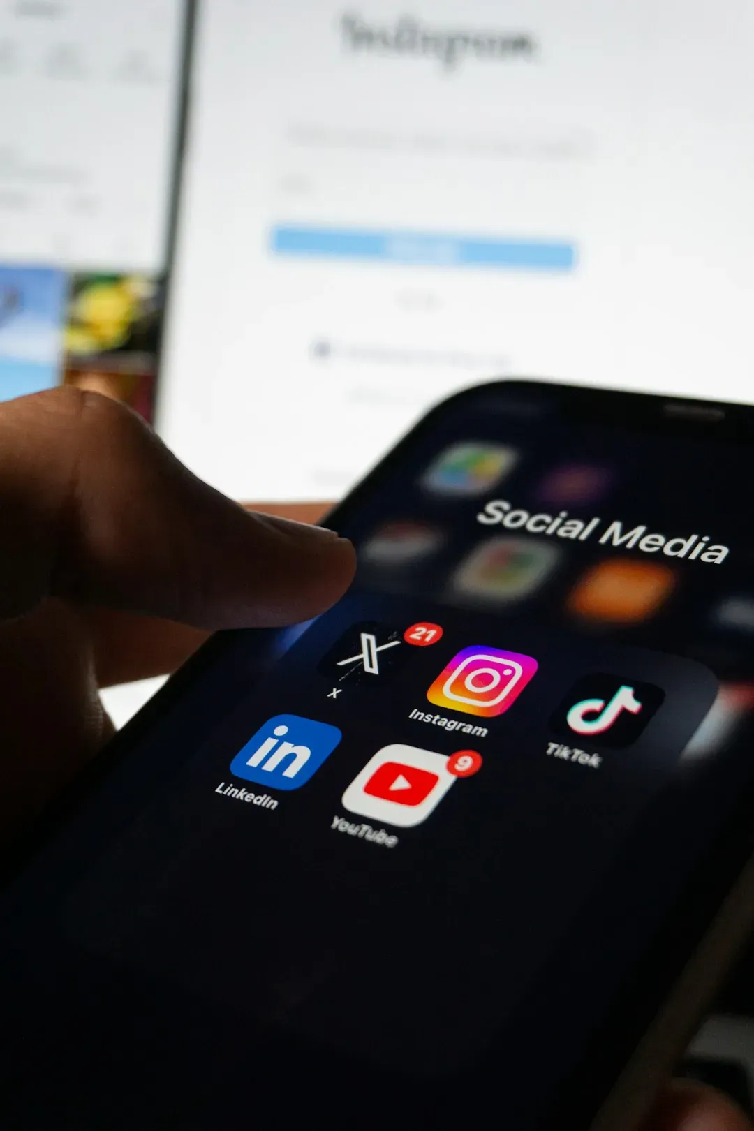 7 social media behaviors therapists say are a red flag for loneliness