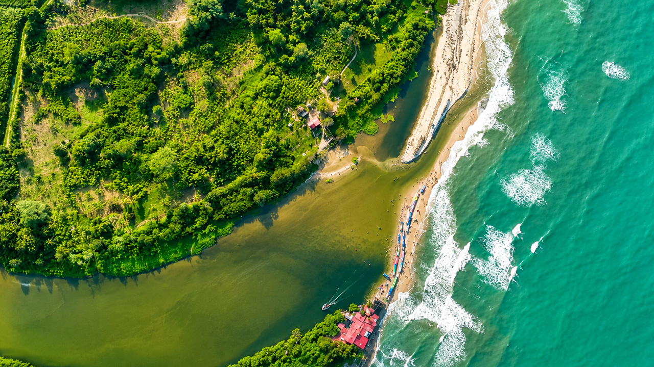 La desembocadura de un río salvaje en el océano abierto