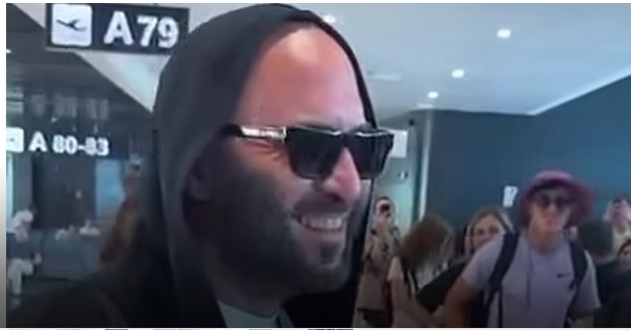 Giuliano Sangiorgi canta ai fan nell'aeroporto di Fiumicino prima del volo