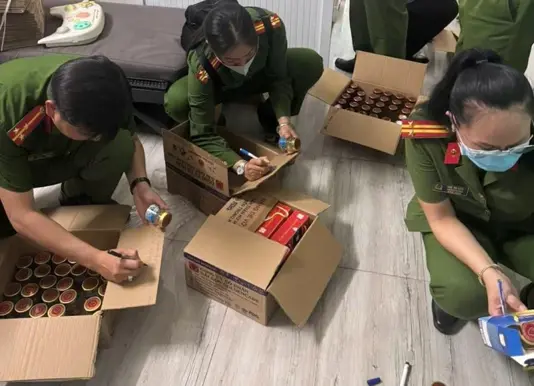 Báo điện tử Tiền Phong Lực lượng chức năng kiểm tra tại cơ sở sản xuất. 1