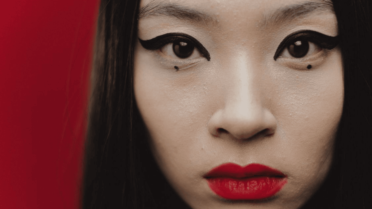 El poder oculto detrás del labial rojo y la confianza