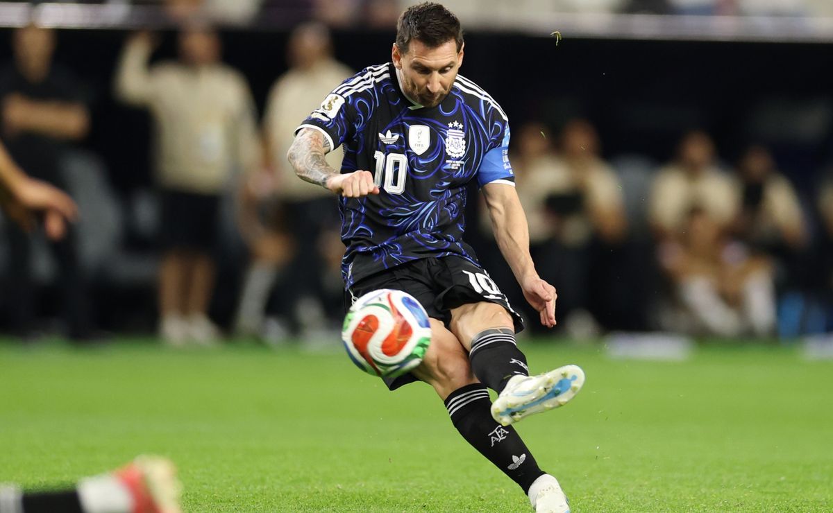 El golazo de tiro libre de Lionel Messi ante Jordania para extender su ...