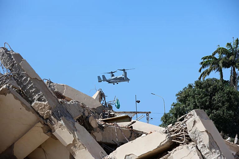Um avião militar norte-americano sobrevoa uma área atingida pelos terramotos em La Guaira, Venezuela, sábado, 27 de junho de 2026. Copyright 2026 The Associated Press. All rights reserved