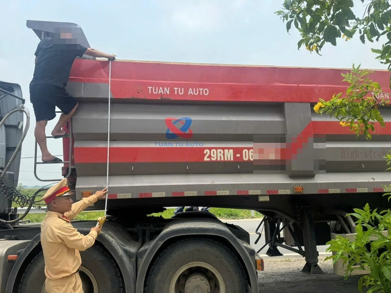 Xe đầu kéo cơi nới thùng bỏ chạy khi gặp CSGT