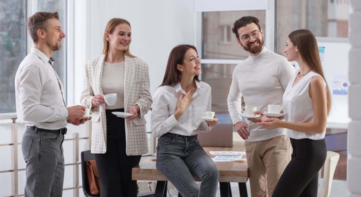Pausas de 5 minutos cada hora mejoran la salud y la productividad laboral