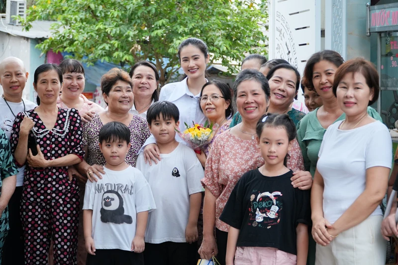 Hoa hậu Ý Nhi xúc động ngày trở lại thăm mái ấm của các bệnh nhân ung thư