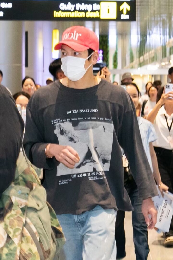 Fan vây kín Ji Chang Wook ở Đà Nẵng, gây tranh cãi vì hành động quá khích