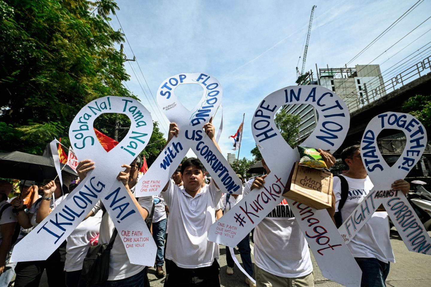Thousands join in anti-corruption call of White Ribbon March
