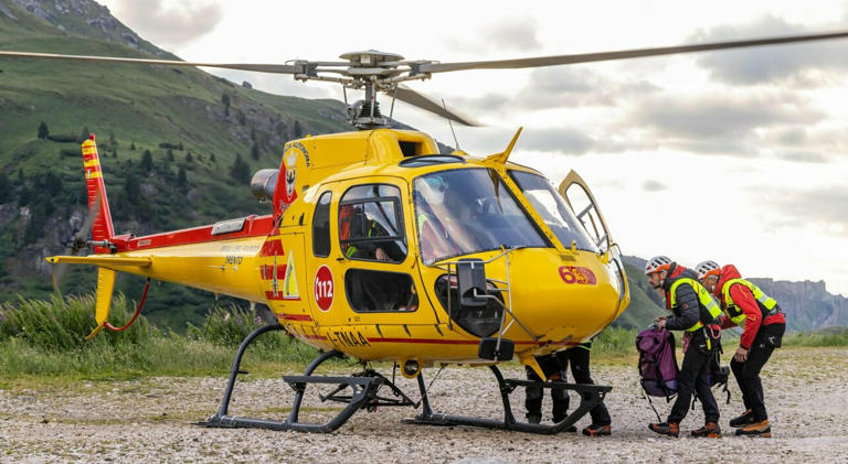 Scivola sul fogliame bagnato, escursionista fa un volo di 7 metri e ...