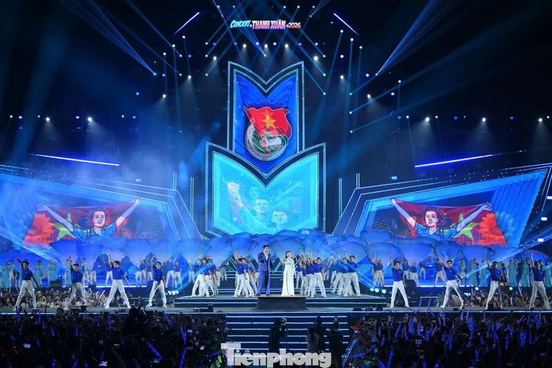 Hòa Minzy lấy lòng 20.000 khán giả ở concert Thanh xuân