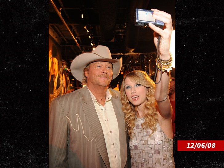 Taylor Swift Seemingly Gets Boo'd During Surprise Appearance at Alan ...