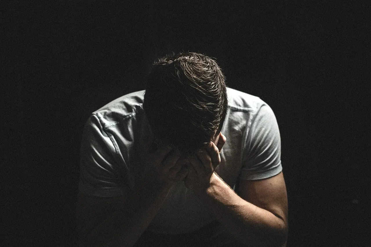 1. Emotional Withdrawal That Gets Passed Off as Just Being Quiet (Image Credits: Pixabay)