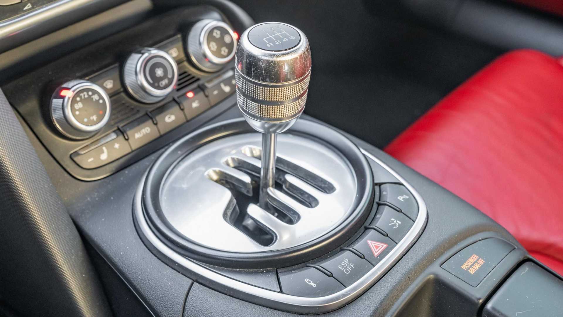 2009 Audi R8 Coupe 4.2-Liter V8 Gated Manual Shifter