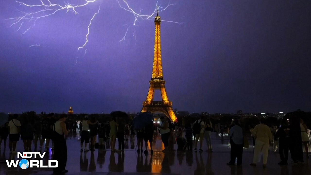 Eiffel Tower news | Lightning strikes Eiffel Tower as thunderstorm ...
