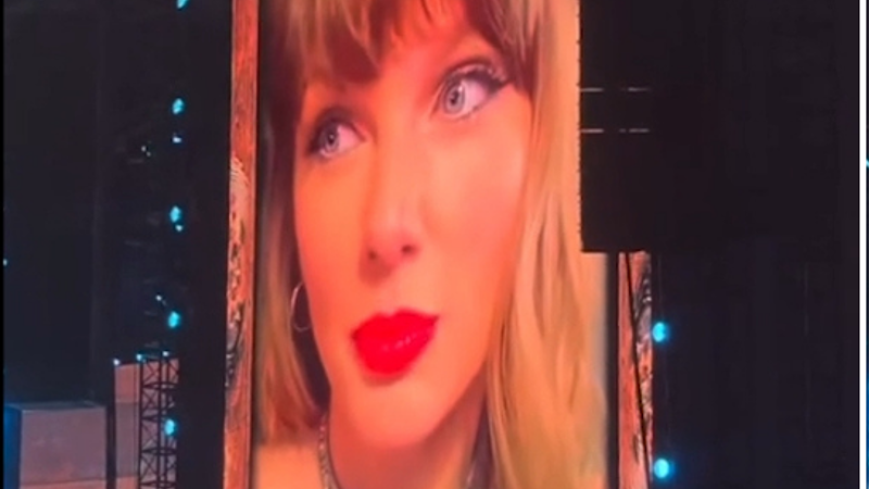 Three words prompt crowd to boo Taylor Swift at surprise concert appearance