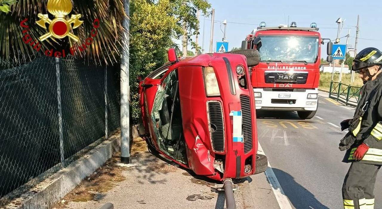Auto si ribalta su un fianco e finisce ruote all'aria: conducente ...
