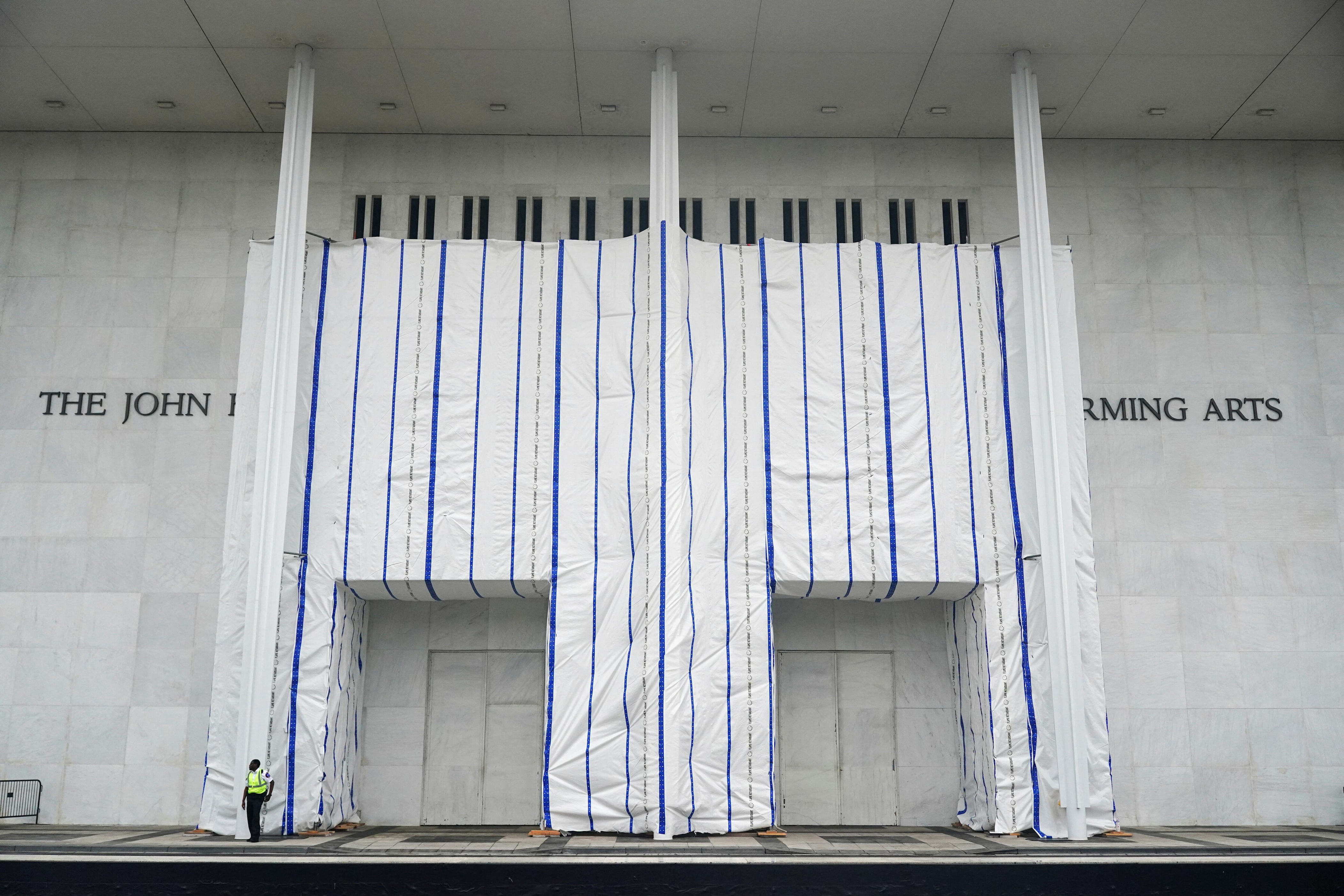 A tarp covers the facade of the John F. Kennedy Memorial Center for the Performing Arts, following a federal judge’s order to remove U.S. President Donald Trump's name from the institution, on the day comedian Bill Maher receives the Mark Twain Prize for American Humor at the Kennedy Center, in Washington, D.C., U.S., June 28, 2026. / Nathan Howard/Reuters