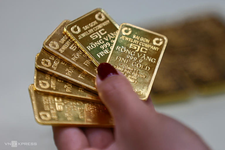 Gold prices dip