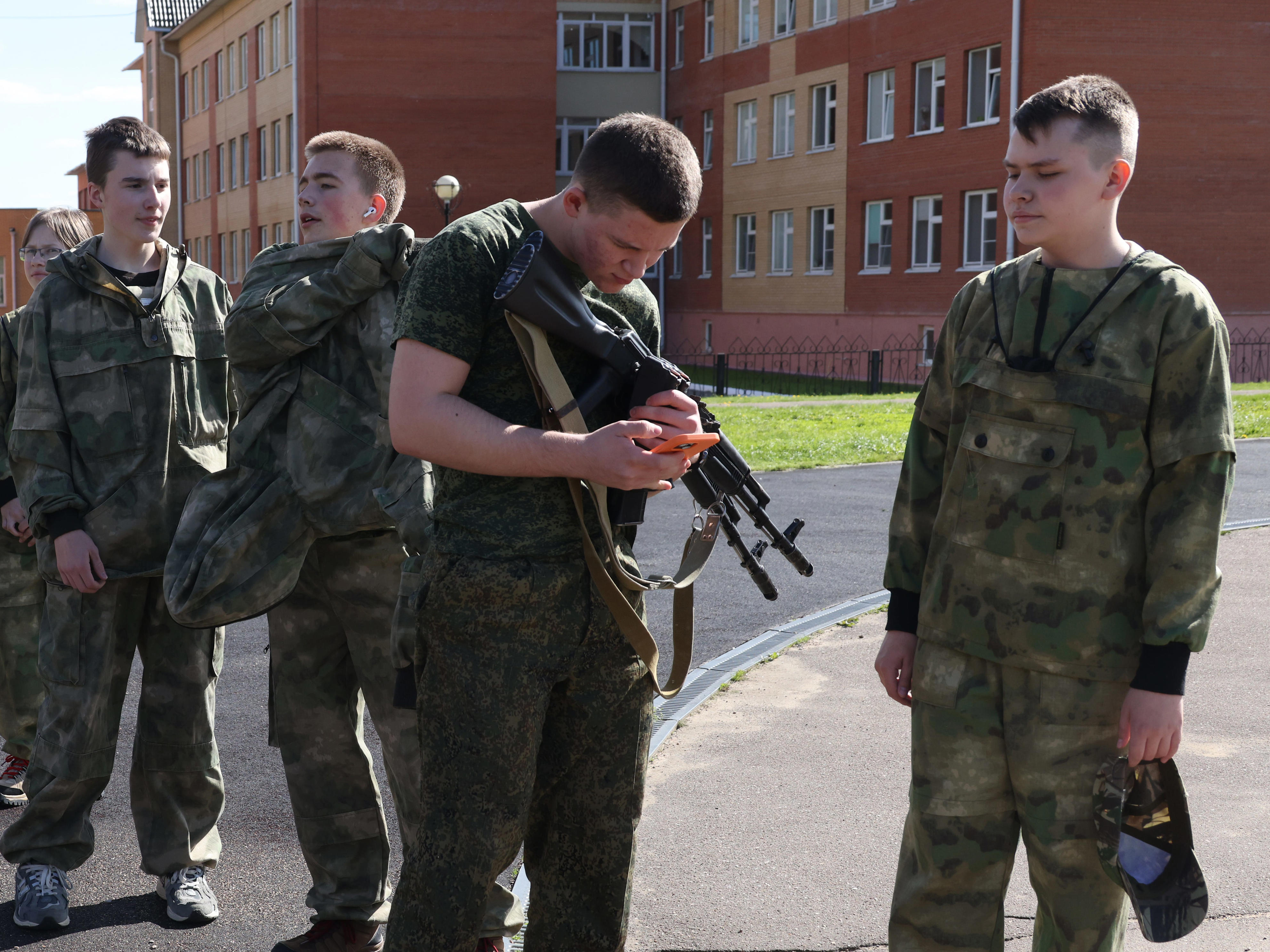 Russian high schools now require 17 hours of basic military training ...