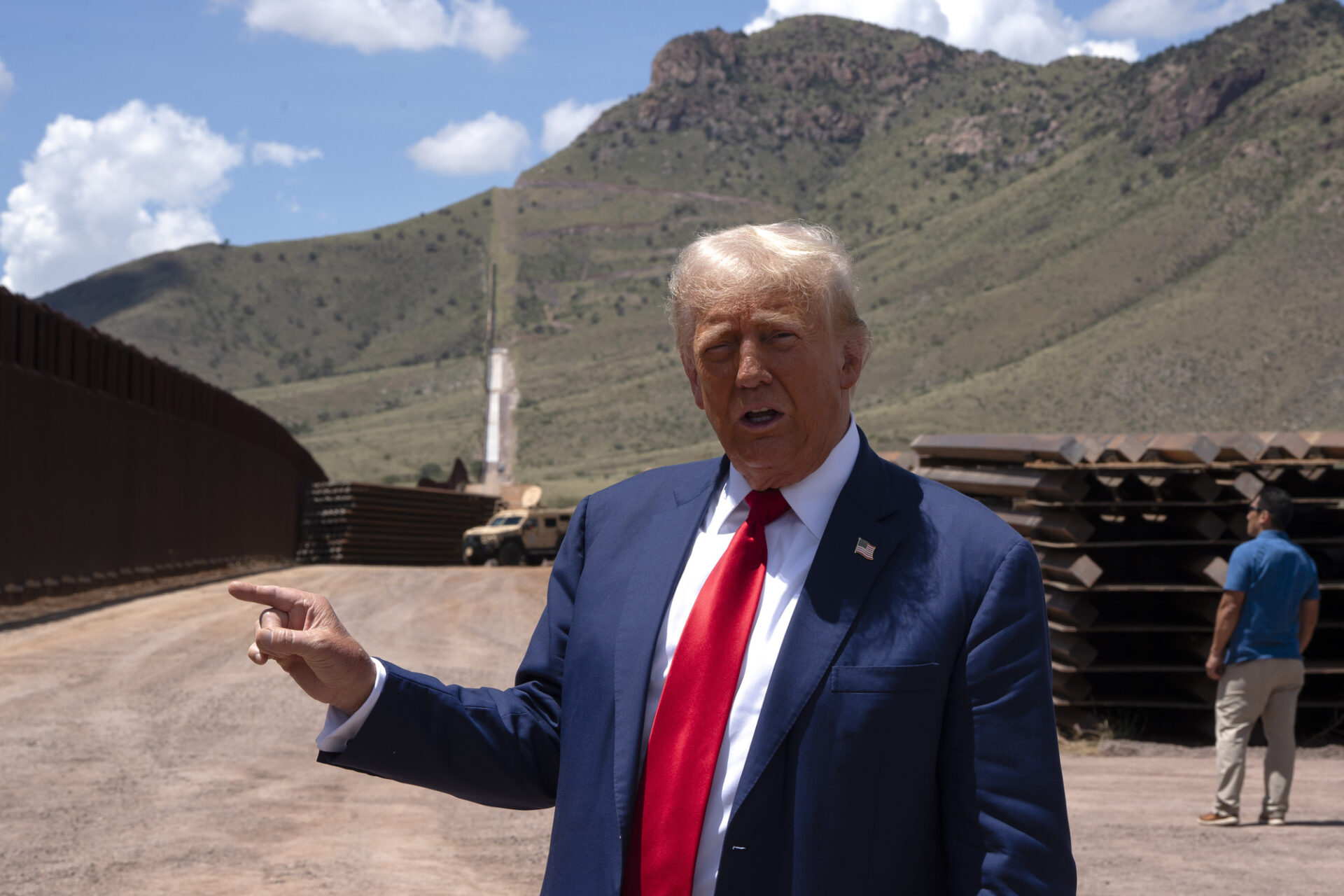Trump steps up efforts to accelerate border wall construction