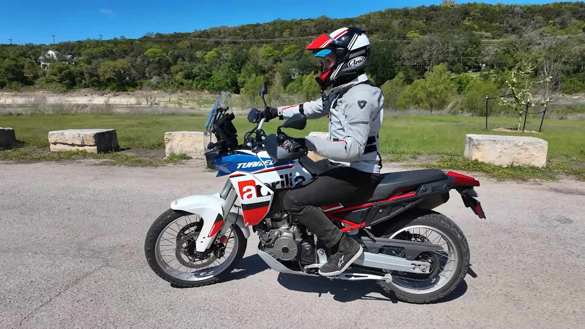 How to ride a motorcycle at slow speed without falling - This is the ...