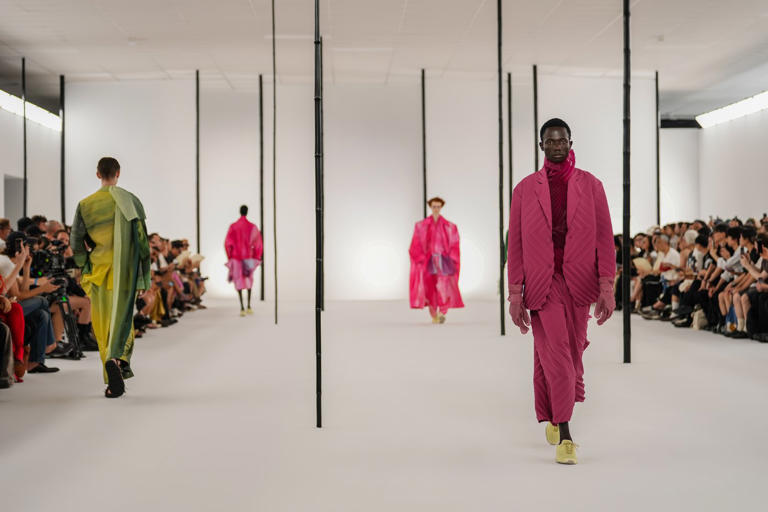 Gender-bending is now part of menswear. Paris runways show how ...