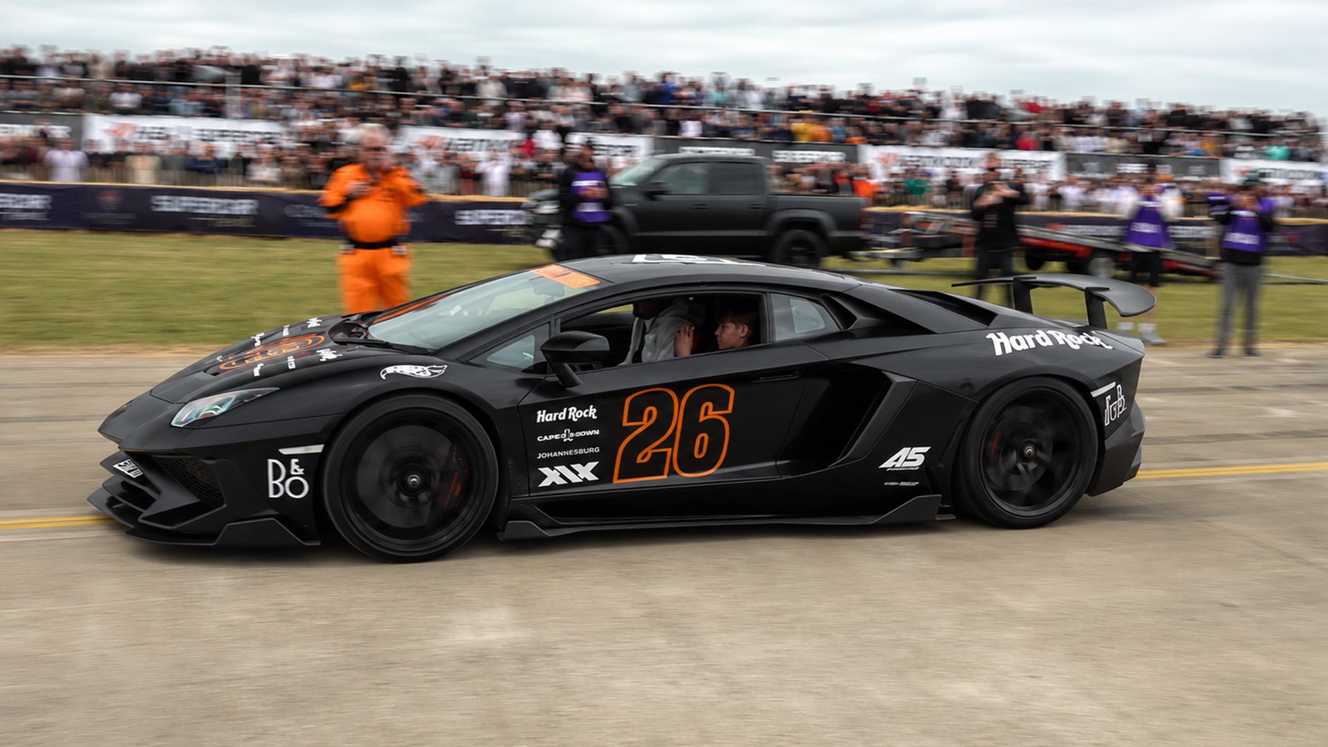Lamborghini Revuelto hits the track with savage sound