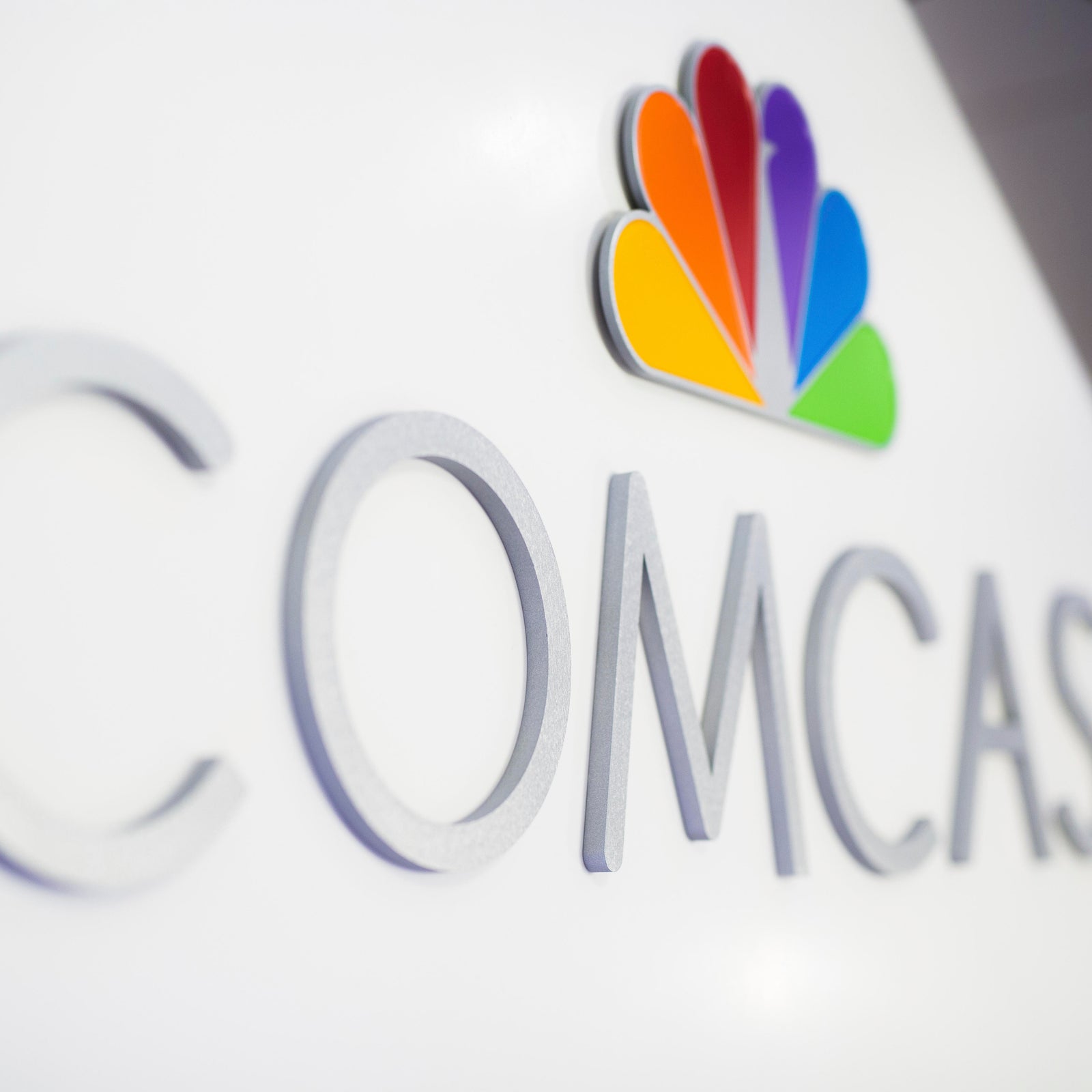 Comcast plans to split into 2 companies, spinning off NBCUniversal