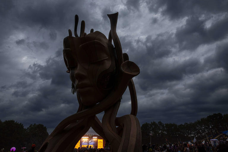 Tens of thousands of festivalgoers forced to evacuate on final night of ...