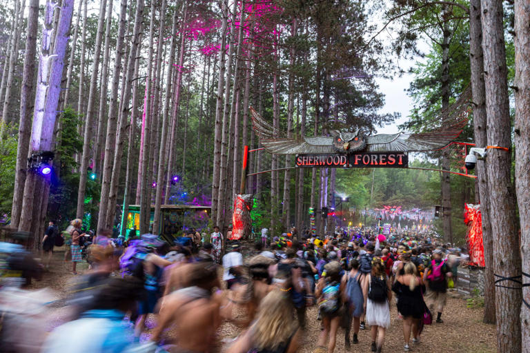 Tens of thousands of festivalgoers forced to evacuate on final night of ...