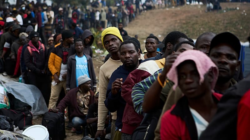 Des milliers de migrants attendent leur rapatriement dans des camps sud ...