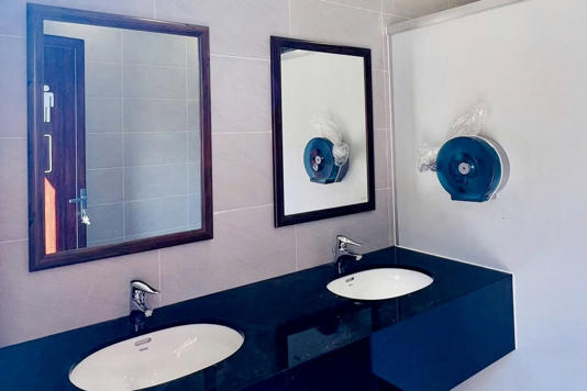 Nhà vệ sinh tại Bến xe buýt Sài Gòn được xây dựng khang trang, sạch sẽ với không gian thoáng đãng, hệ thống thiết bị vệ sinh bên trong được đầu tư mới, hiện đại, đảm bảo vệ sinh và vận hành tốt. Ảnh: Thạnh Nguyễn