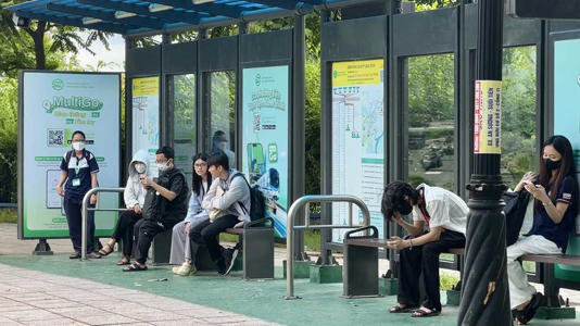 Tại các trạm xe buýt ở trung tâm TPHCM và cả Khu đô thị Đại học Quốc gia TPHCM được gắn banner tuyên truyền về chính sách miễn phí vé, đồng thời hướng dẫn hành khách thực hiện thao tác định danh điện tử từ ngày 1.10. Ảnh: Như Quỳnh