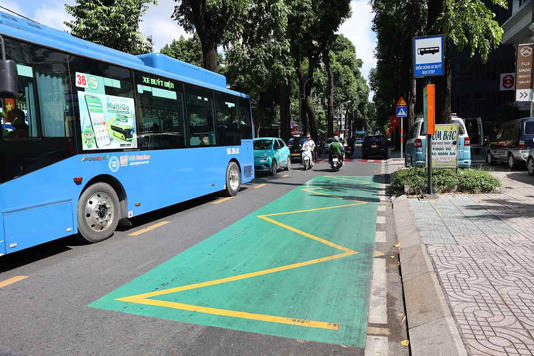 Trước ngày miễn phí vé xe buýt, TPHCM chỉnh trang nhà chờ, nhà vệ sinh công cộng