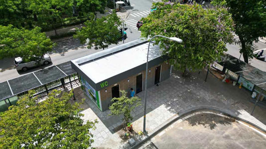 Trước ngày miễn phí vé xe buýt, TPHCM chỉnh trang nhà chờ, nhà vệ sinh công cộng