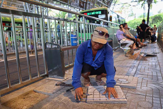 Trước ngày miễn phí vé xe buýt, TPHCM chỉnh trang nhà chờ, nhà vệ sinh công cộng