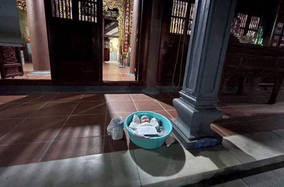 Lào Cai: Bé trai 2 tháng tuổi bị bỏ rơi kèm lá thư trước chùa